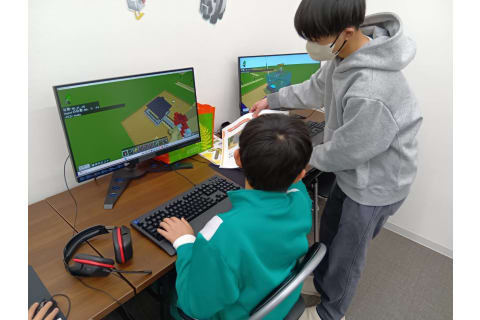 パソコンをさわるのがはじめてでも大丈夫。頼れる先生が、一人ひとりの”できた！”を応援します。