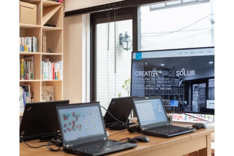 教室内の様子です。フリースタイルで学習しよう！（湯島教室）