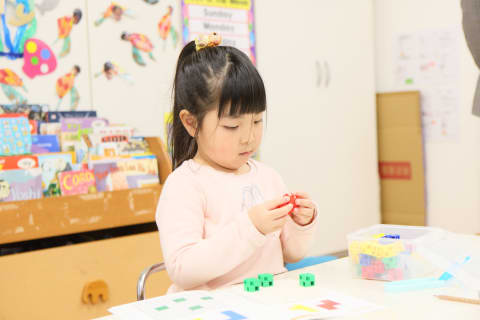 ブロックパズルに取り組むことで、指先の発達を促します