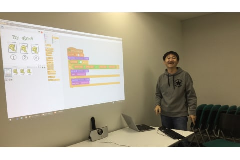 ITの知識と経験を生かした、オリジナルの教材を使います