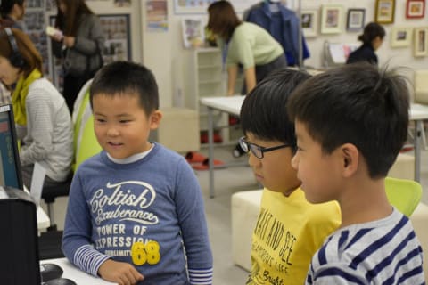 グループで、お互いに意見を出し合い切磋琢磨の授業