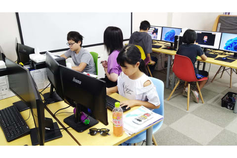 Scratch用6台、Unity用3台、個別ブース4台のPCを設置。全台Windows11＆デュアルディスプレイで快適に学習できます。