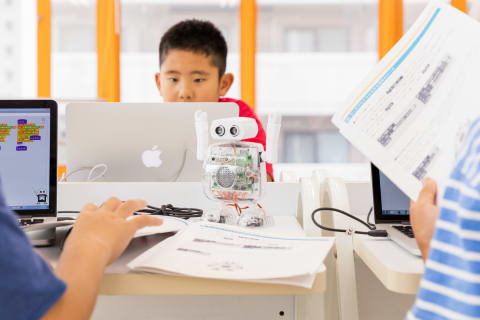 ロボットが実際に動くことで楽しくプログラミングを学べます