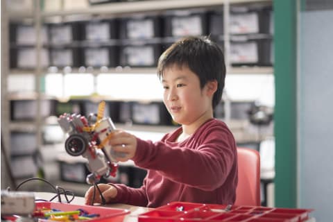 専門教室ならではの年齢に合わせたカリキュラムで、ステップアップしながらオープンエンドに学び続けることができます（撮影：2021年1月）