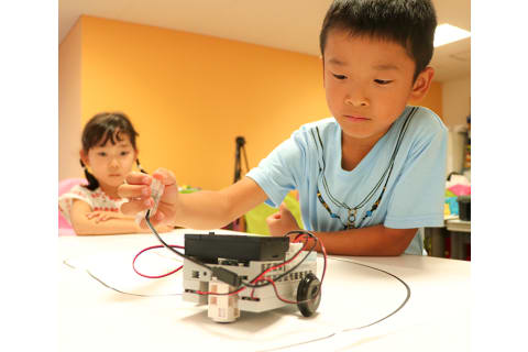 プログラミングの回はパソコンを使ってプログラミング。ロボットが動きます。