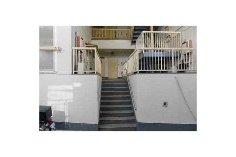 こちらの入り口から階段を上って３階です