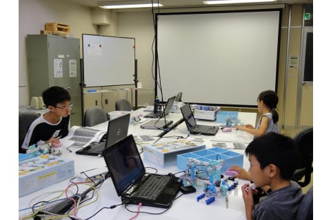 真剣にトライアンドエラーを繰り返す子供たち