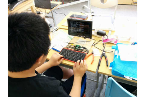 IchigoJamで電子工作に取り組む様子