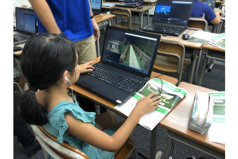 動画を見て進めていきます。分からない所は先生と一緒に進めていきます。