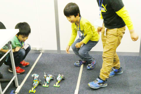 それぞれが工夫して作ったレーシングカーで競争