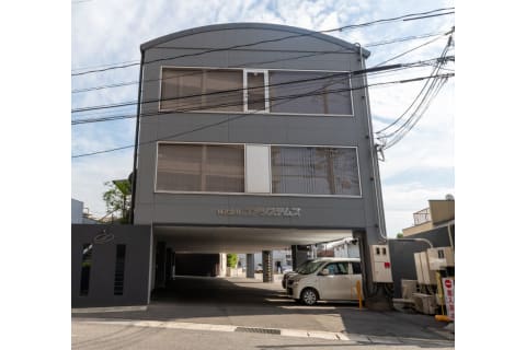 建物の1階が駐車場になっています。