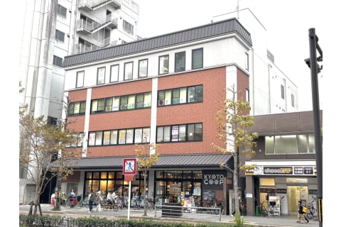 スーパーの上が教室です。駅からも近く利便性に優れ、安心してお子様を預けられます。