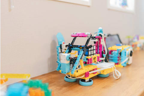 教室にある８種類のロボットを使って学びます