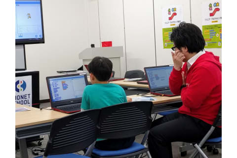 先生と生徒は対等。先生から一方的に教わるのではなく一緒に考えながら進めていきます