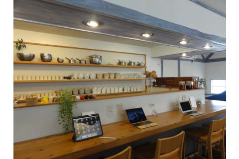 カウンターやテーブルにて講座を行います。