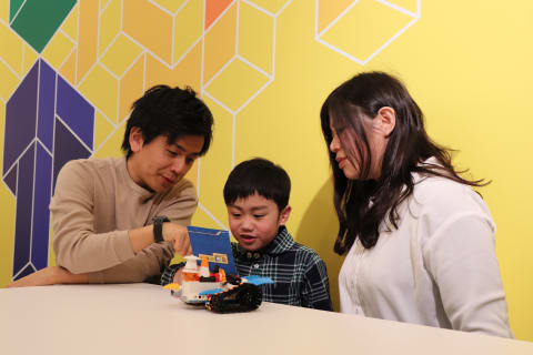 お子様はクラスの終わりに保護者の方に説明を行います