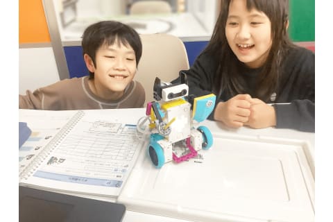 シルバーコース（小学4年生）の授業の様子。パソコンやタブレットを使ってプログラミングを行います。