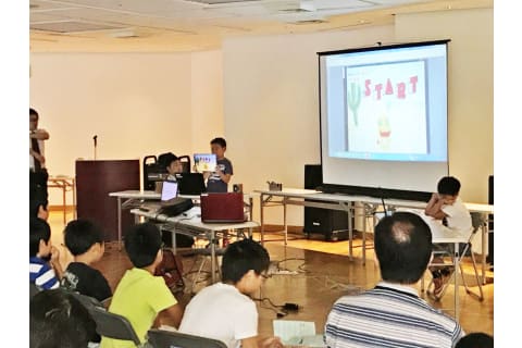 日ごろの学習成果を発表する、大会を実施しています。全国約100教室の生徒たちが、地域の枠を超えてプログラミングのスキルを高め合います。