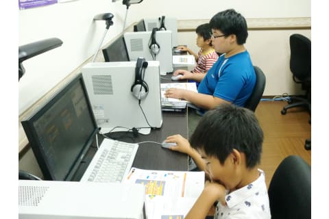 ともに学ぶお友達と、作品を見せ合うことも。お互いの良さや違いを分かりあい、刺激を受けて成長していきます。