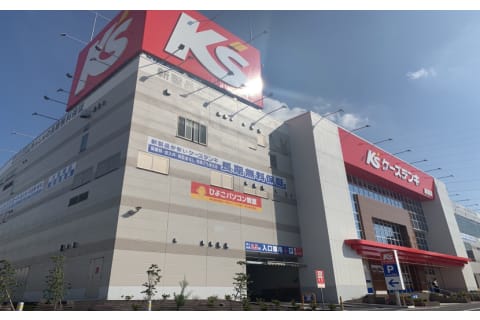 ひよこパソコン教室は、ケーズデンキ内にあるパソコン教室です。 大型無料駐車場を完備していますので、徒歩や自転車で通うだけでなく、お車での送迎にも便利です。