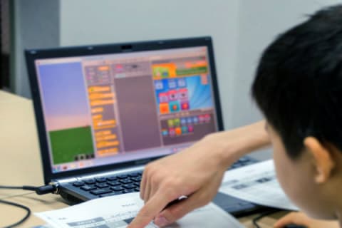 少人数制で、自分のペースで進められるプログラミング