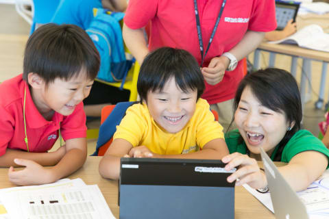 スクールは明るく楽しい雰囲気