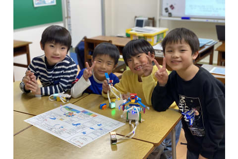 Kicksコースの授業の様子。年齢に合わせたSTEAM教育を意識したカリキュラムを作成しています。