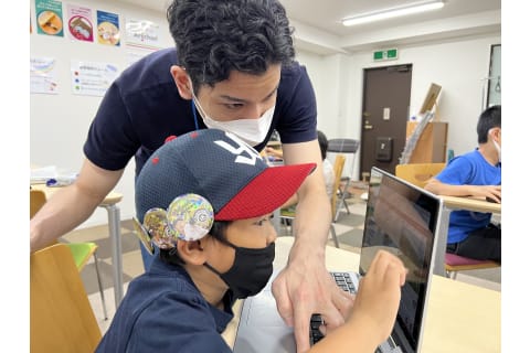 講師と共に楽しみながら創造します