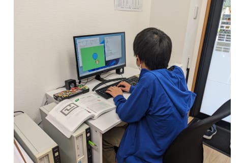 プログラミングレッスンの風景　Pythonゲームプログラミング講座を受講中。