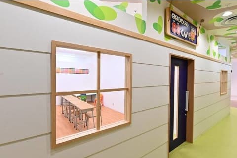 大手ショッピングセンター内の教室外観