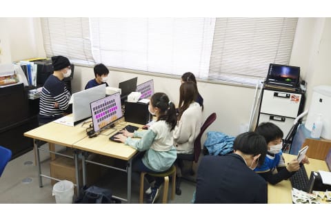 お子様1～2名に対して先生1名の超少人数制。