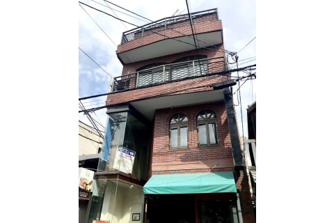 駅から1分の好立地です！当教室は、2階になります。