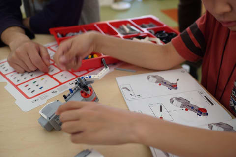 ロボットを組み立て、プログラミングを行います