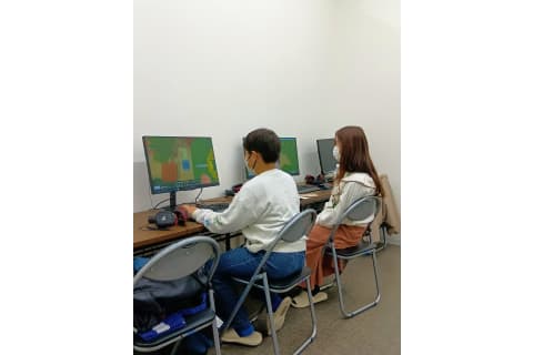 パソコンをさわるのがはじめてでも大丈夫。頼れる先生が、一人ひとりの”できた！”を応援します。