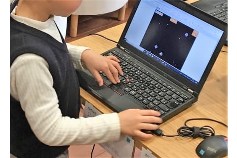 いろいろな年齢の子が一緒に参加。お兄さん達の作品を見るのもよい刺激。（湯島教室）