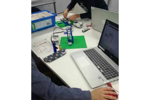 ものづくりを通じて理数系の基礎知識からプログラミングまでじっくり学びます