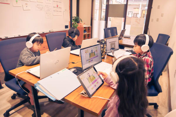 一人ひとりに個別最適化された学びでプログラミングの基礎から本格的なゲームやアプリの開発まで学習