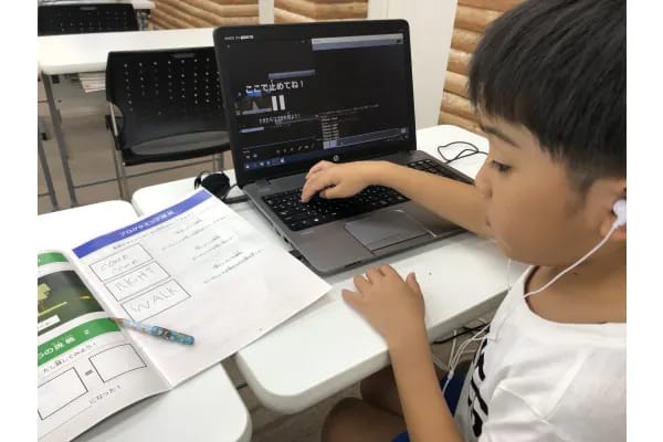 動画授業と教室の先生によるダブルチューターシステム