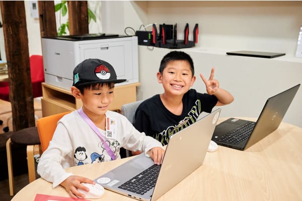 先生たちは、毎回、生徒一人一人の「今日の目標」を共有してみんなの作品作りをアシスト