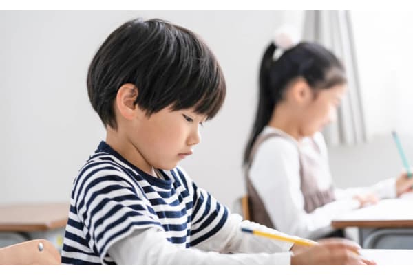 自学自習に取り組む小学生