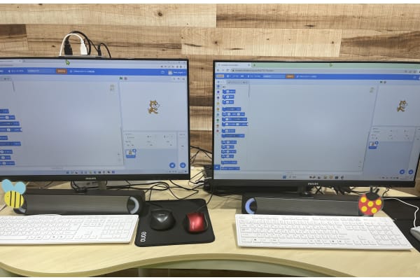 大きなディスプレイと明るい照明の教室でのびのびと学べる