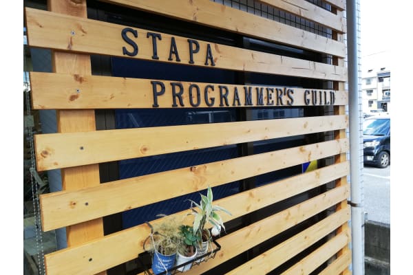 先生は一緒に考えるパートナーとして、徹底的に生徒の情熱に付き合う、まるでラボのような雰囲気の授業