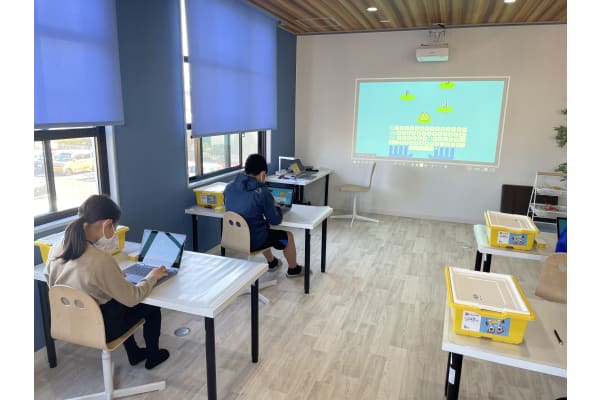 最適な教育環境を提供　～広いデスクスペース・高さ調整可能なイス～