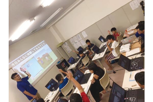 動画の先生と教室の先生によるダブルチューターシステム