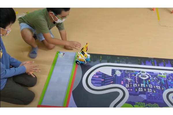 レッスンは「ペア・チーム」で行われるレッスン形式