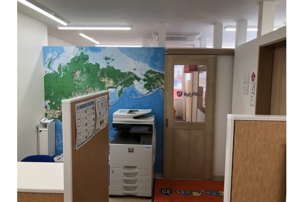 扉の奥が学習スペースです。