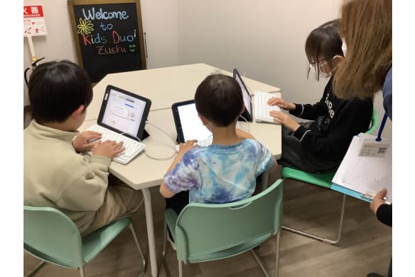 先生1名につき最大3名の少人数制のクラスで行っています。