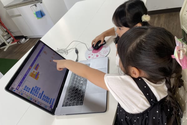 講師が、お子様一人ひとりの学習速度にあわせてサポート。