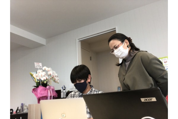 1人の講師に3人の少人数個別指導。教室長が個々に寄り添って直接指導します。