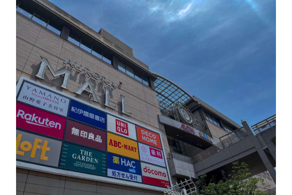 ショッピングセンター駐車場入口すぐ前に教室があり雨の日でも安心